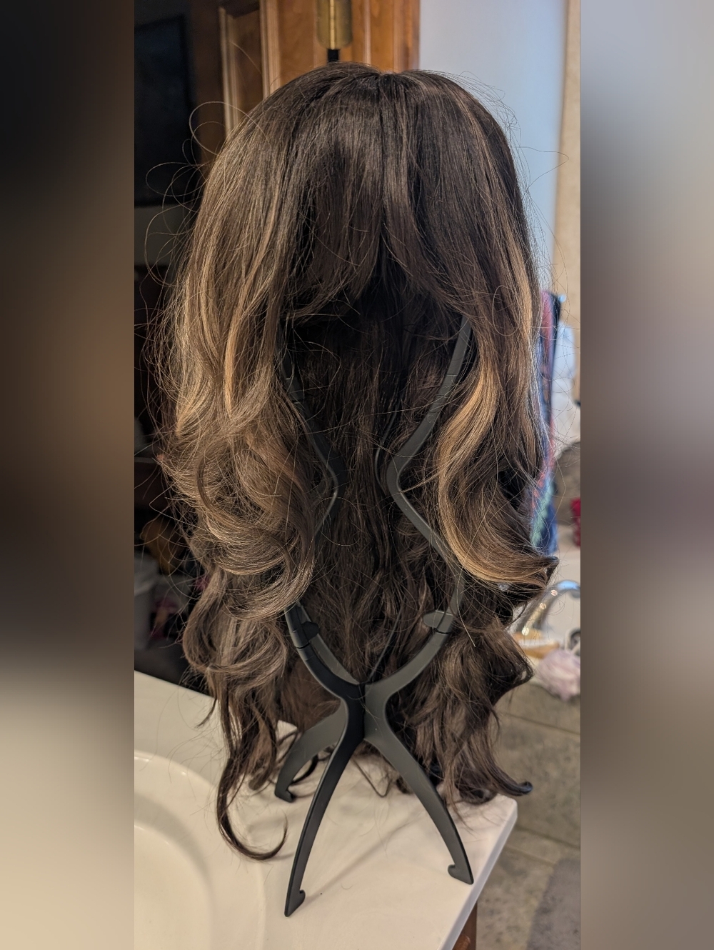 Synthetic Wavy Wig in Dark Brown with Blonde Highlights - Unbranded